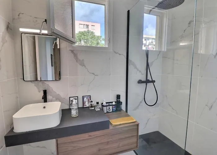 Apartment T2 Avec Balcon - Parking, Ac, Wifi